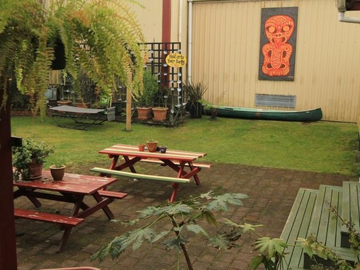 Bazil'S Backpackers Bbh Hostel & Surf School 韦斯特波特 外观 照片