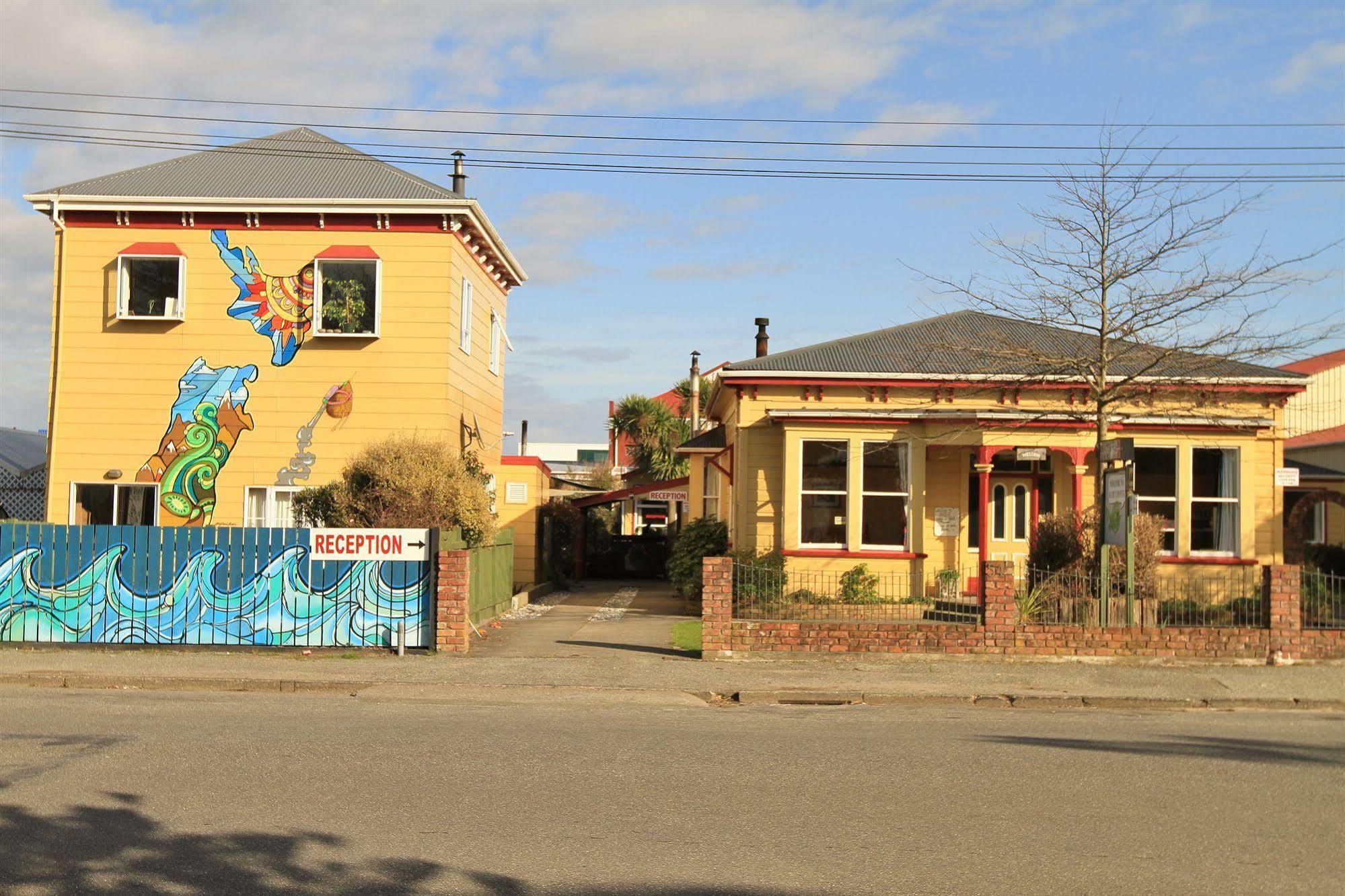Bazil'S Backpackers Bbh Hostel & Surf School 韦斯特波特 外观 照片