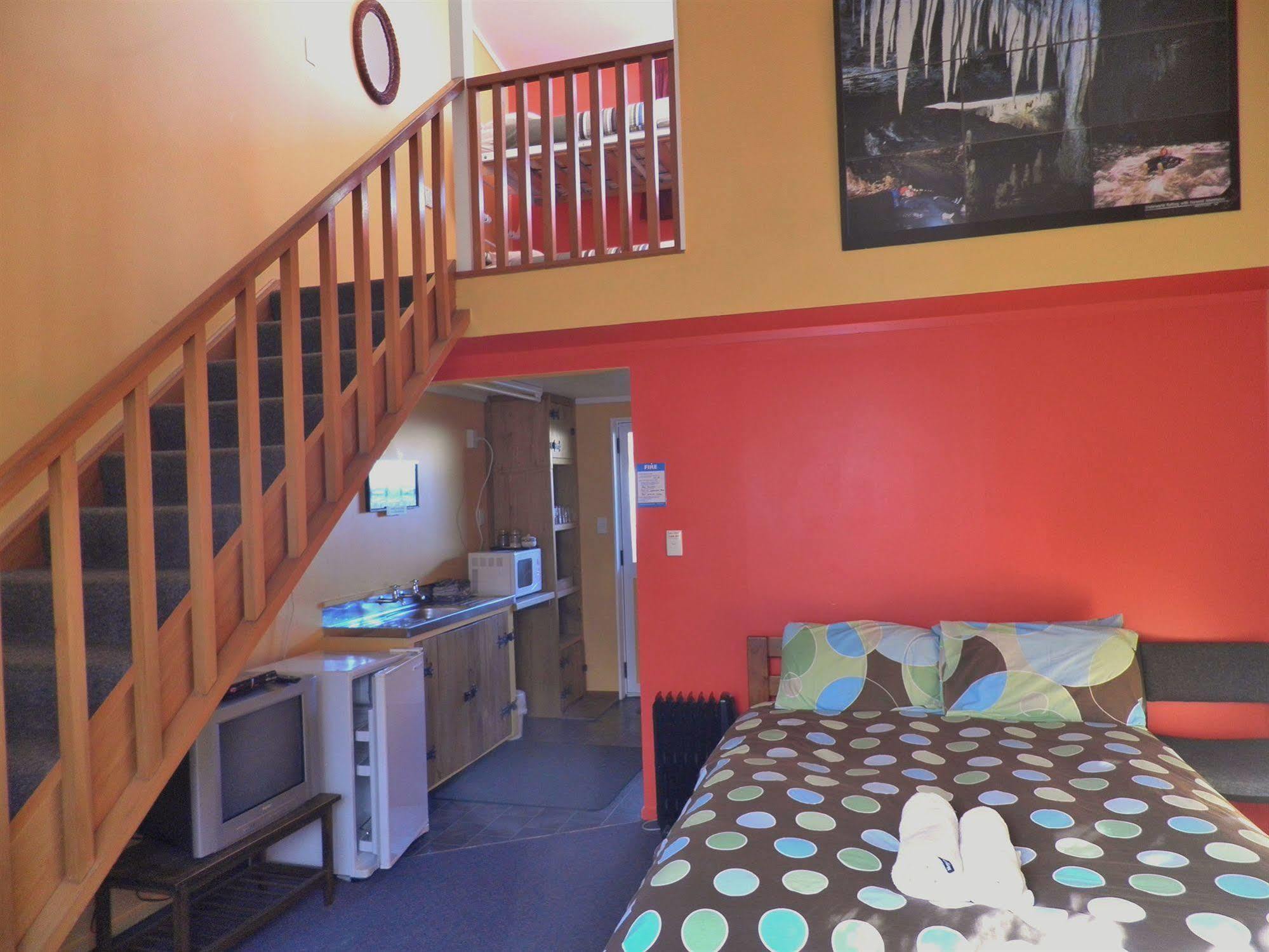 Bazil'S Backpackers Bbh Hostel & Surf School 韦斯特波特 外观 照片