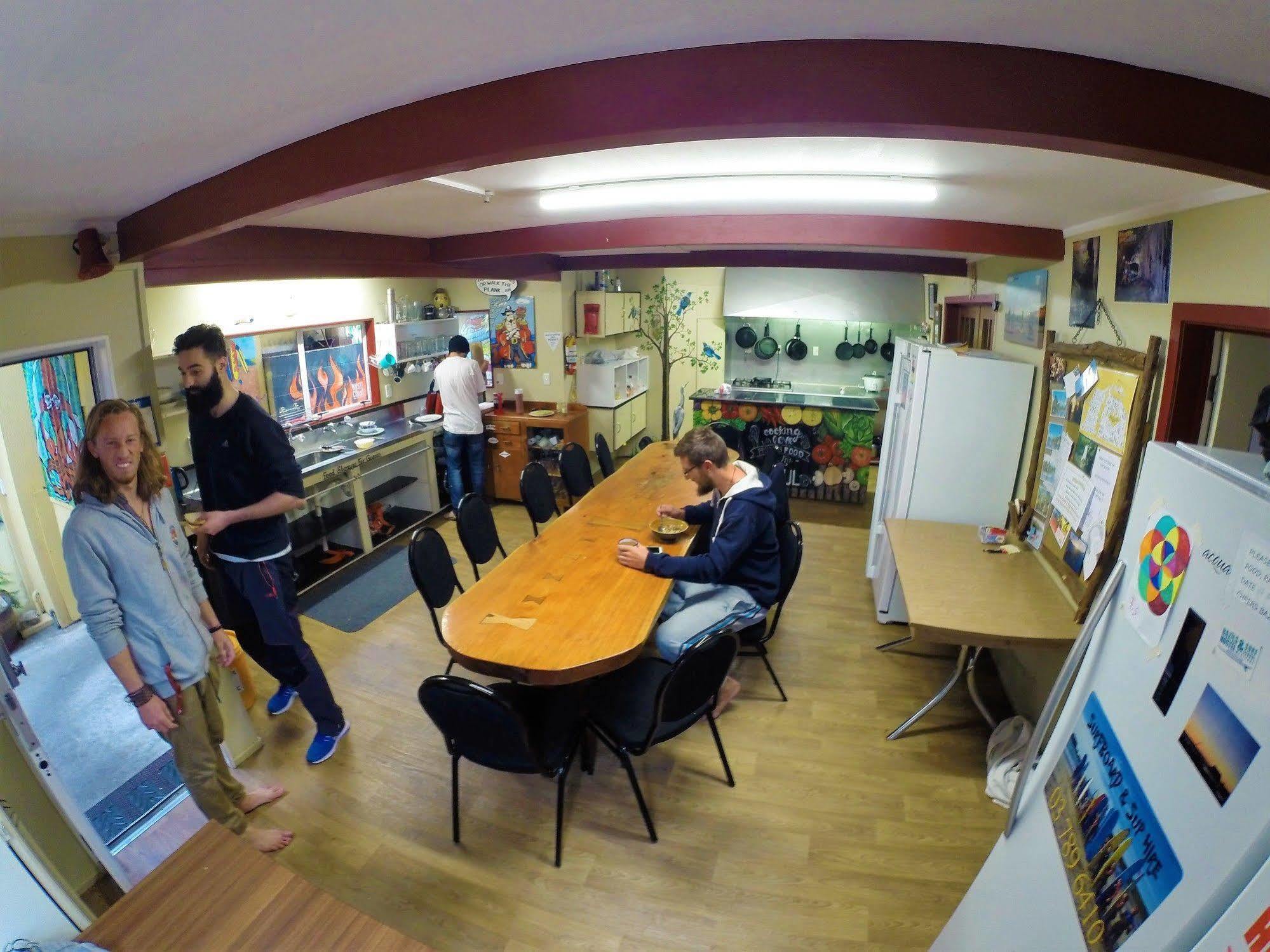 Bazil'S Backpackers Bbh Hostel & Surf School 韦斯特波特 外观 照片