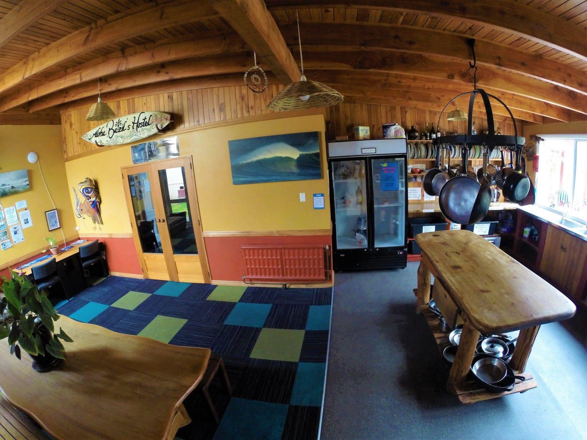 Bazil'S Backpackers Bbh Hostel & Surf School 韦斯特波特 外观 照片