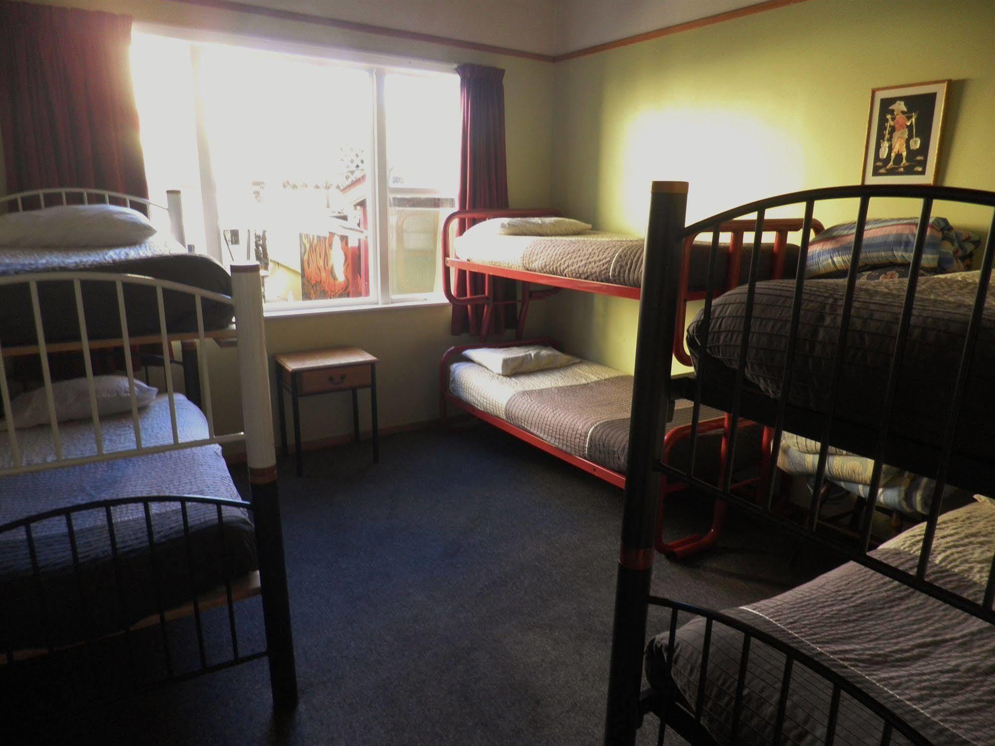Bazil'S Backpackers Bbh Hostel & Surf School 韦斯特波特 外观 照片