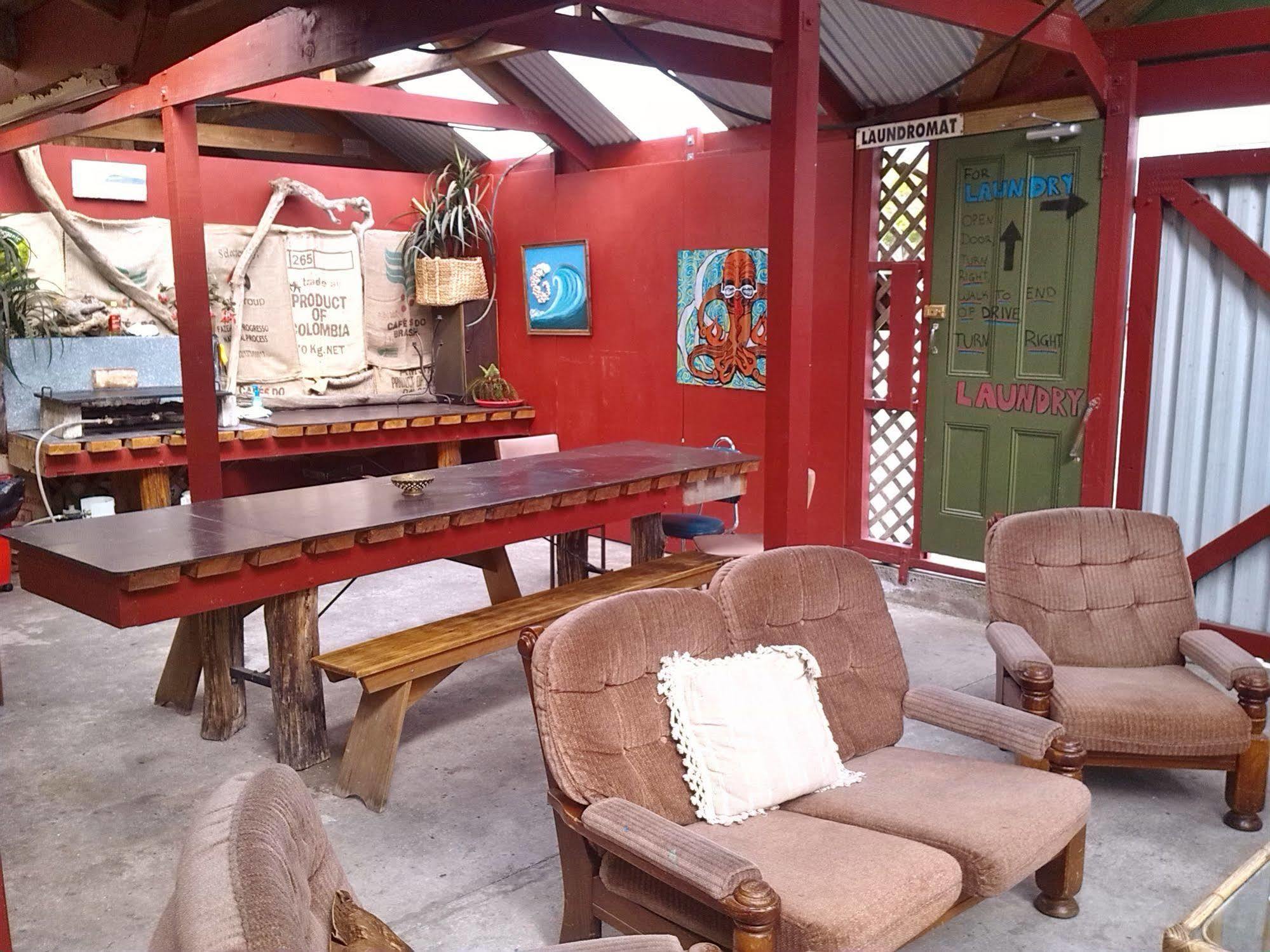 Bazil'S Backpackers Bbh Hostel & Surf School 韦斯特波特 外观 照片
