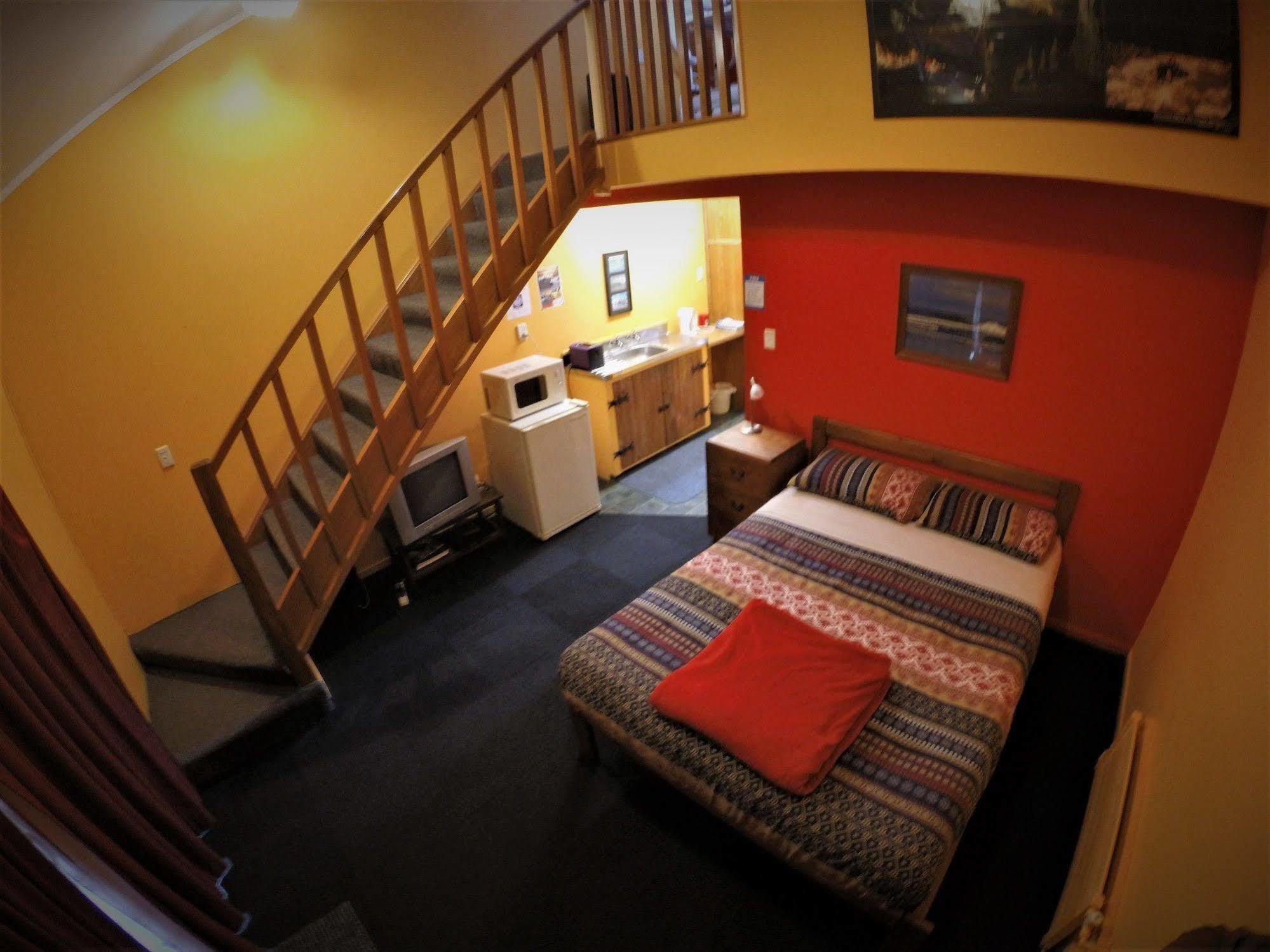 Bazil'S Backpackers Bbh Hostel & Surf School 韦斯特波特 外观 照片