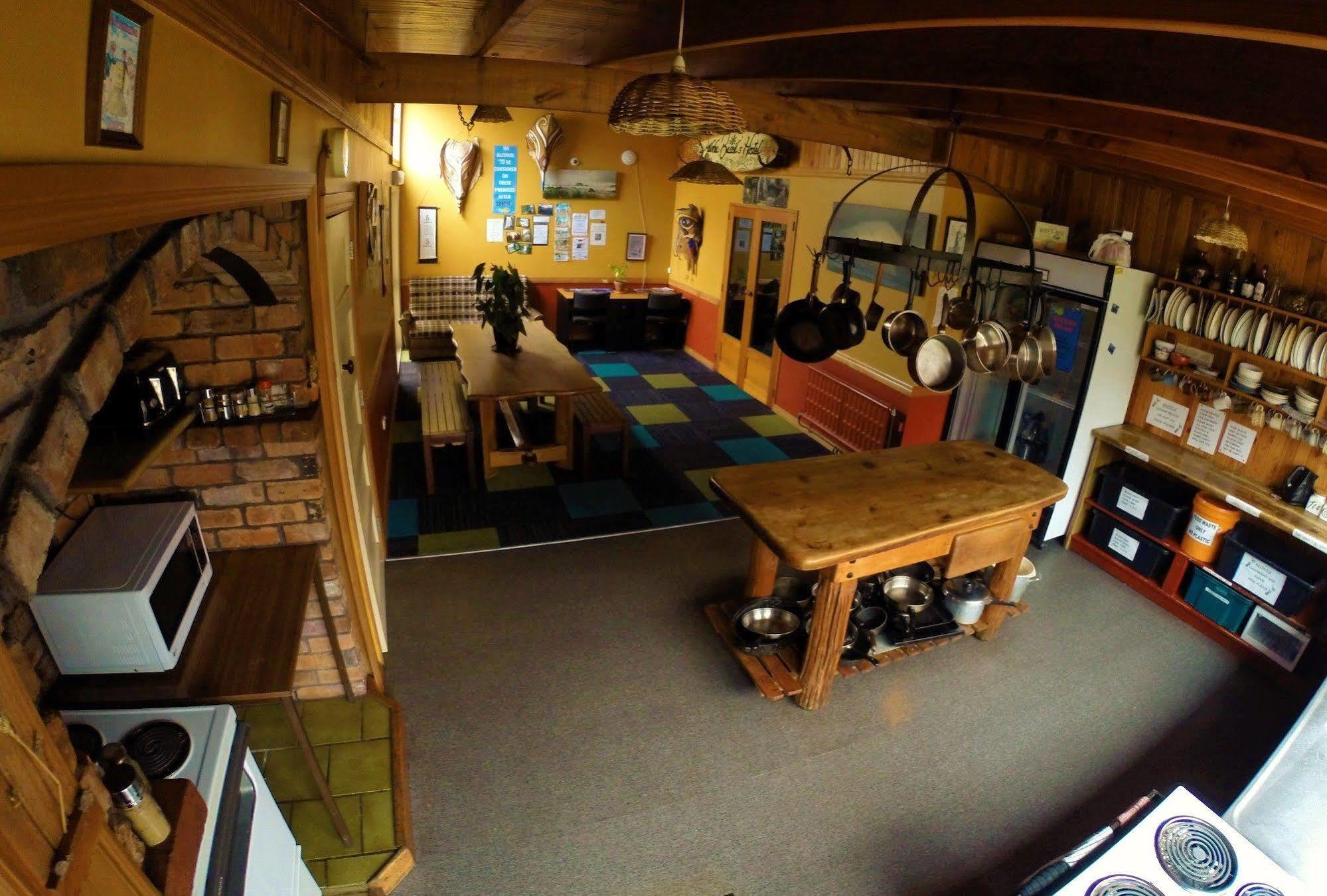 Bazil'S Backpackers Bbh Hostel & Surf School 韦斯特波特 外观 照片